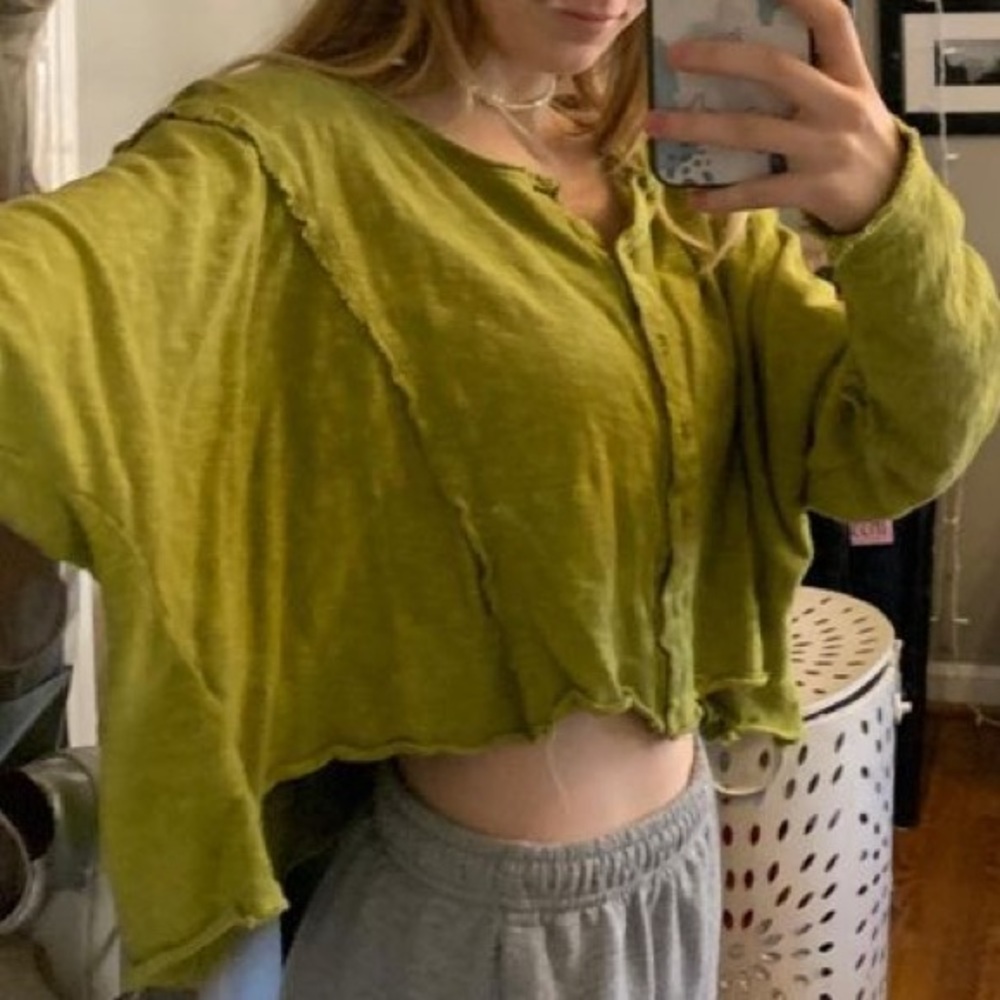 Loose fitting green crop top!